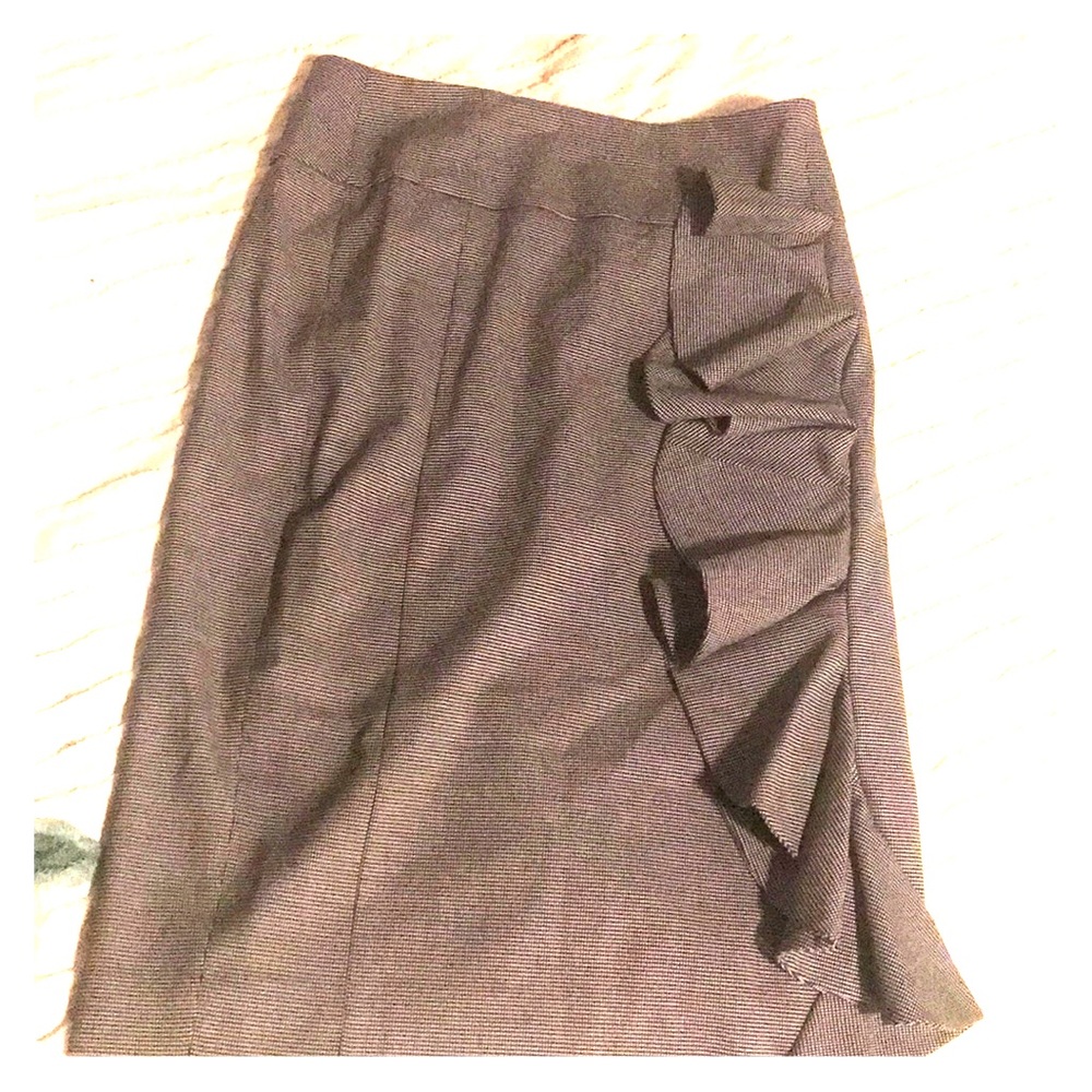 Pencil skirt with ruffle